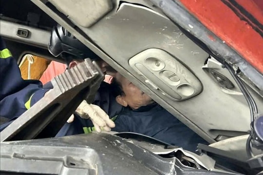 Giải cứu kịp thời tài xế mắc kẹt trong cabin