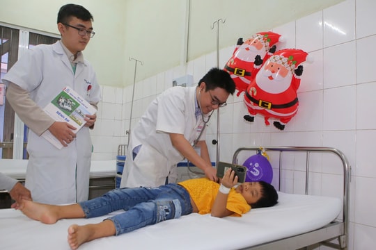 Cứu sống cháu bé uống nhầm thuốc trừ sâu bỏ trong chai nước ngọt