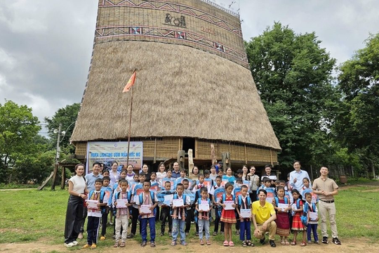 Quan tâm, hỗ trợ học sinh nghèo tham gia bảo hiểm y tế