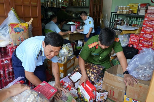 Phát hiện số lượng lớn thực phẩm không có nguồn gốc xuất xứ