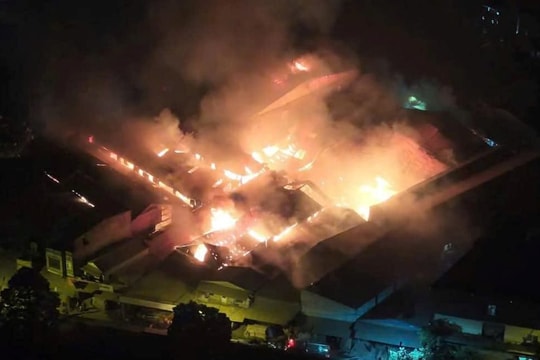 Cháy lớn tại các cơ sở sản xuất ở Đan Phượng, Hà Nội