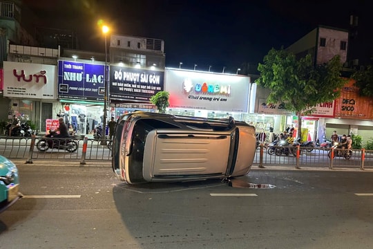 Ô tô lật nghiêng giữa đường phố, giao thông ùn ứ