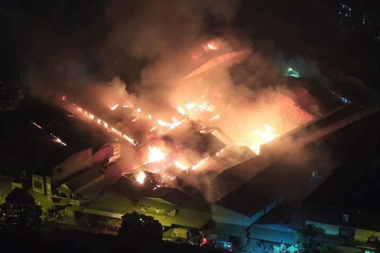 Hà Nội: Cháy lớn ở nhà xưởng liền kề, lửa lan ra khu vực xung quanh