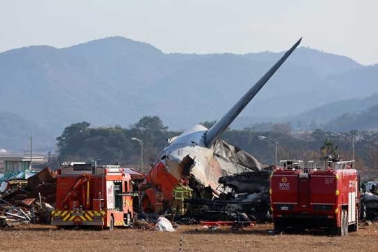 Video khoảnh khắc máy bay chở 181 người lao khỏi đường băng, bốc cháy