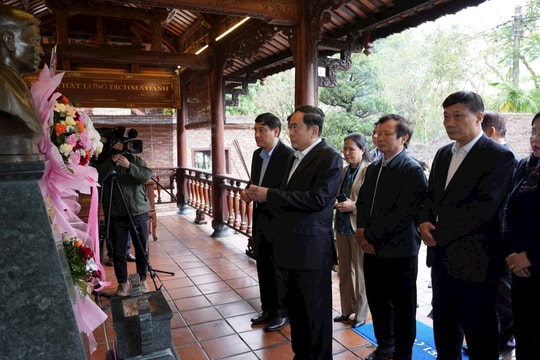 Chủ tịch Quốc hội Trần Thanh Mẫn dâng hương tại Nhà văn hóa Đại tướng Lê Đức Anh và thăm người có công với cách mạng