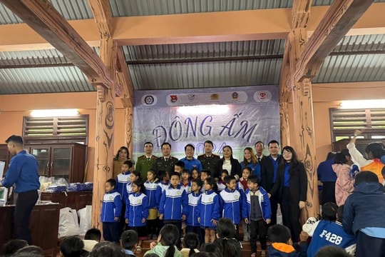 Mùa đông ấm áp cho các em học sinh Trường Tiểu học Hương Sơn