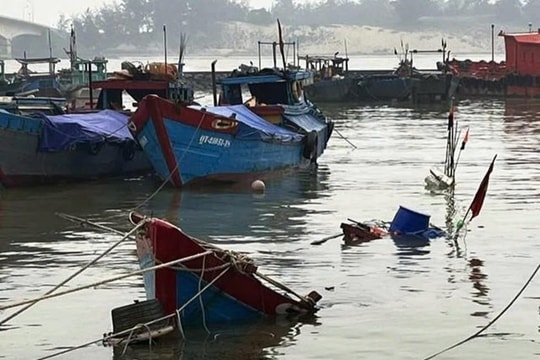 Trục vớt tàu cá bị chìm ở Quảng Trị