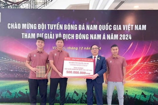 GS. Viện sĩ danh dự Nguyễn Văn Đệ tặng 500 triệu đồng cho Đội tuyển bóng đá Việt Nam