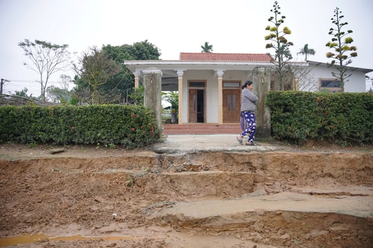 Sạt lở dọc bờ sông Rào Cùng (TT-Huế) khiến nhiều người dân lo lắng