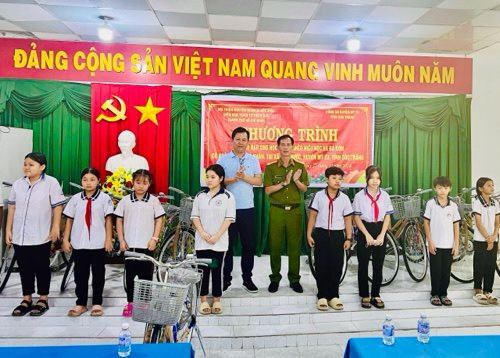 Công an huyện Mỹ Tú tặng xe đạp cho học sinh có hoàn cảnh khó khăn