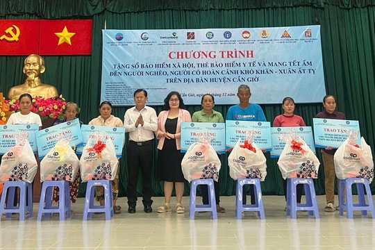 Tặng sổ BHXH, thẻ BHYT cho người có hoàn cảnh khó khăn trước thềm năm mới