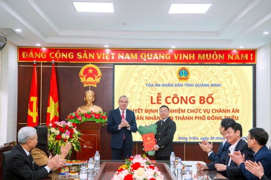 Trao Quyết định bổ nhiệm Chánh án TAND thành phố Đông Triều