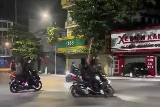 Nhóm thanh niên đi xe máy, cầm hung khí đuổi đánh người trên phố