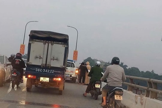 Buồn chuyện tình cảm, cô gái trẻ định nhảy cầu tự tử