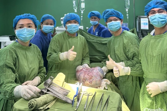 Bệnh viện Đại học Y Dược HAGL cắt bỏ khối U 7kg cho người phụ nữ Campuchia
