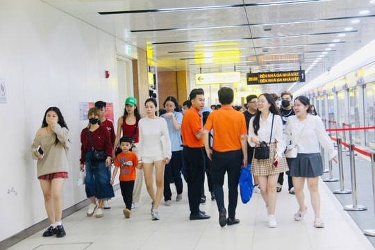 Metro 1 TP.HCM chạy xuyên đêm trong ngày đầu năm mới