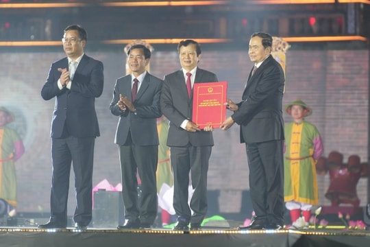 Lễ công bố Nghị quyết của Quốc hội về việc thành lập Thành phố Huế trực thuộc Trung ương