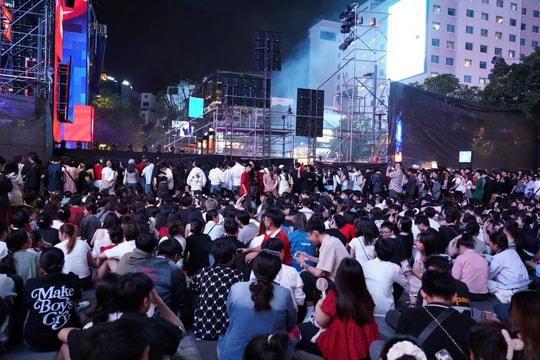 Biển người vây kín trung tâm TP.HCM chờ xem bắn pháo hoa mừng năm mới