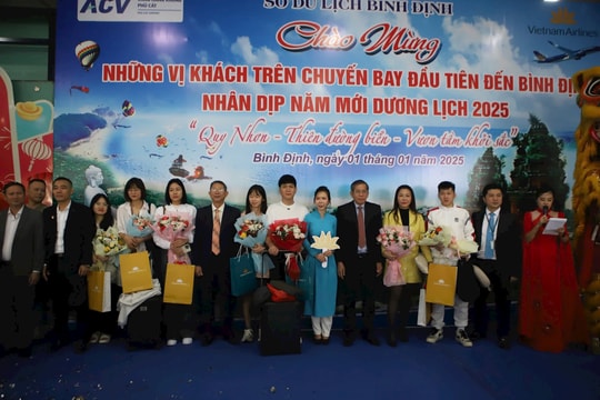 Giám đốc Sở Du lịch tỉnh Bình Định ra sân bay đón 180 du khách trong ngày đầu tiên của năm mới
