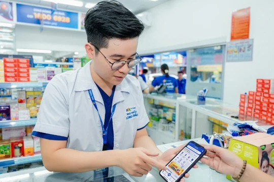Từ 01/01/2025, người dân có thể dùng VNeID để mua thuốc trực tuyến từ FPT Long Châu
