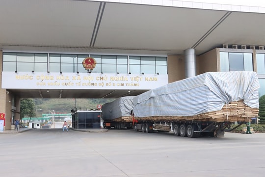 Xuất nhập khẩu hàng hoá qua cửa khẩu Lào Cai ngày đầu năm mới đạt 1,6 triệu USD