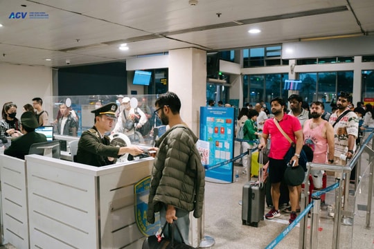 Sân bay Tân Sơn Nhất đón hơn 100.000 khách trong ngày đầu năm mới