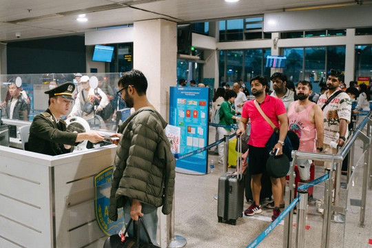 Sân bay Tân Sơn Nhất nhộn nhịp với hơn 105.000 lượt khách đi lại trong ngày đầu năm mới 2025
