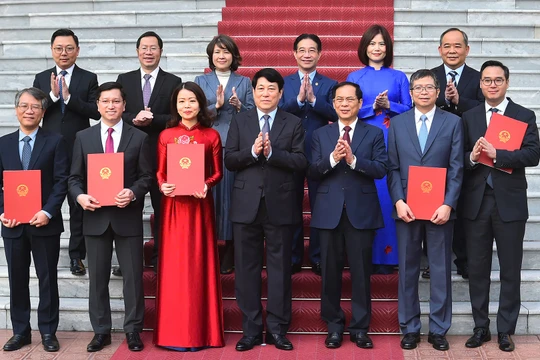 Chủ tịch nước Lương Cường trao Quyết định phong hàm cho các Đại sứ