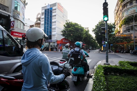 Đèn tín hiệu giao thông “đang xanh bỗng dưng đỏ”, liệu tài xế có bị phạt oan?