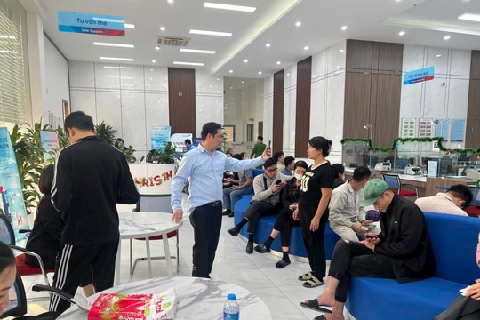 Bị ngừng giao dịch, khách hàng đổ xô tới ngân hàng làm sinh trắc học