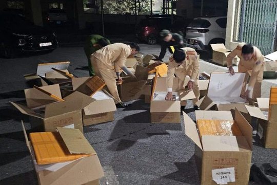 Thu giữ số lượng lớn màn hình điện thoại trị giá hơn 2 tỷ đồng