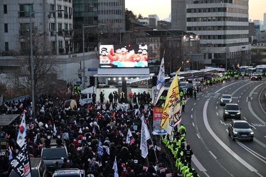 Hàn Quốc đình chỉ thi hành lệnh bắt giữ Tổng thống do bế tắc