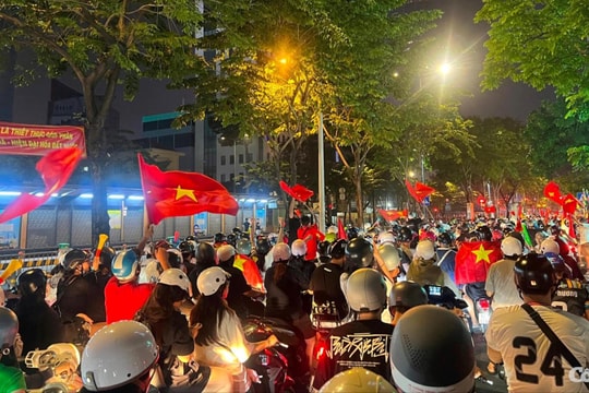 TP.HCM: Rợp trời cờ đỏ sao vàng mừng tuyển Việt Nam chiến thắng