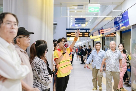 Hơn 1.000 tình nguyện viên hỗ trợ người dân trải nghiệm Metro 1 TP.HCM