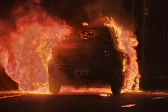 Xe ô tô bốc cháy dữ dội trên đường