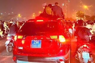 Xử phạt tài xế ô tô biển xanh chở người trên nóc xe