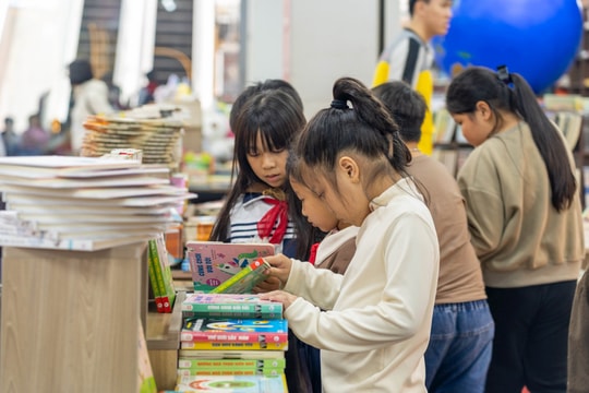 Khai trương nhà sách Tân Việt - Winmart Trung Hòa