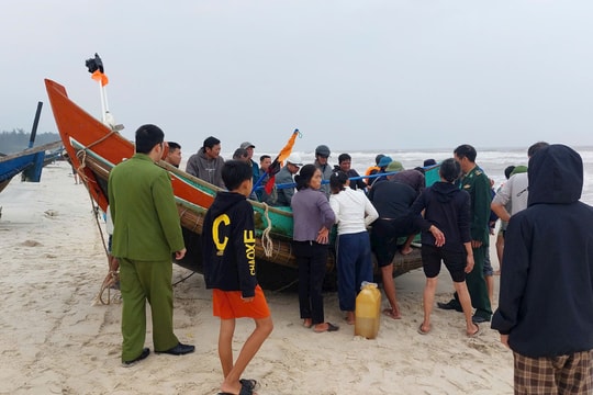 Thuyền đánh cá bị chìm trên biển Quảng Trị, ba người thoát nạn