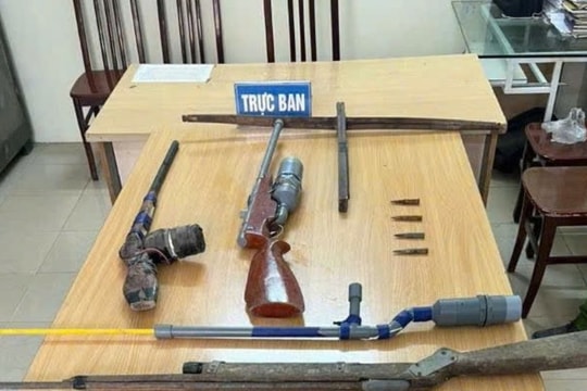 Thu giữ nhiều loại súng, công cụ hỗ trợ do người dân giao nộp
