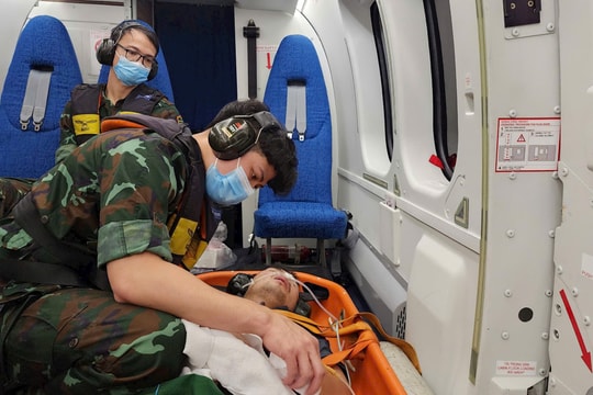 Đưa bệnh nhân nguy kịch từ đảo An Bang về đất liền cấp cứu