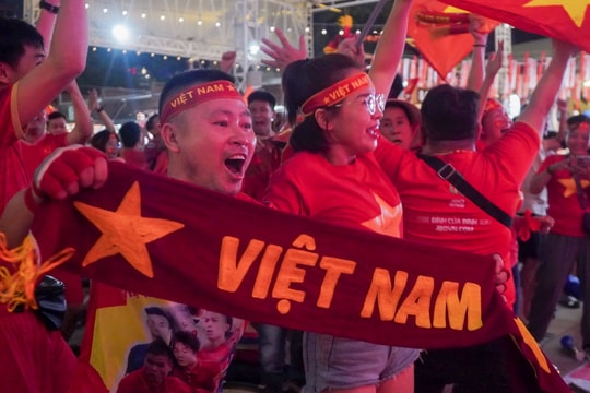 TP.HCM ngập tràn cờ đỏ, sao vàng tiếp lửa cho đội tuyển Việt Nam