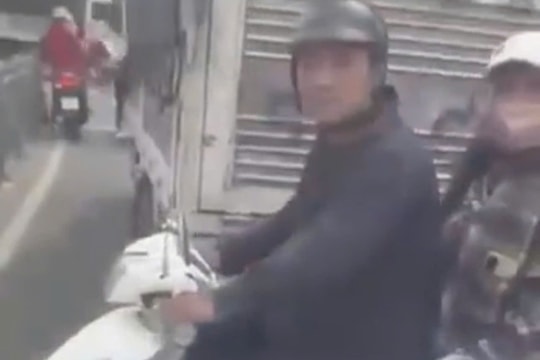 Tạm giữ người đàn ông chặn xe ô tô để đập phá ở TP.HCM