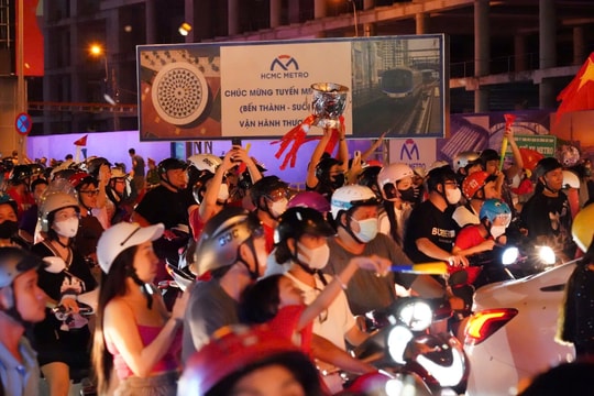 Người dân TP.HCM xuống đường "đi bão" ăn mừng chiến thắng của đội tuyển Việt Nam