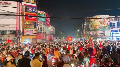 Cần Thơ: Người dân đổ ra đường mừng chiến thắng của đội tuyển Việt Nam