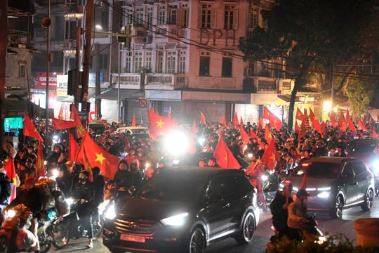 "Xuyên đêm" ăn mừng chiến thắng lịch sử của đội tuyển Việt Nam