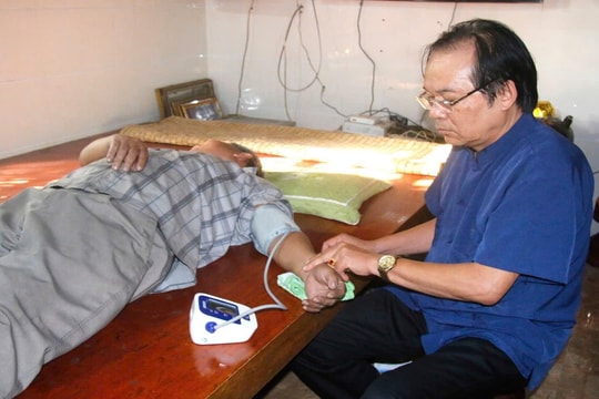 Tấm lòng vàng của người thầy thuốc bản làng