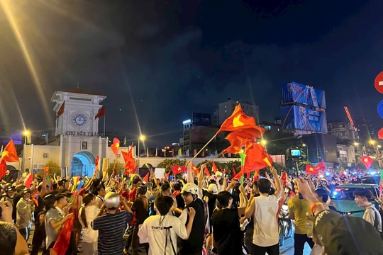 Hàng ngàn người hâm mộ TP.HCM "đi bão" mừng Việt Nam vô địch ASEAN Cup