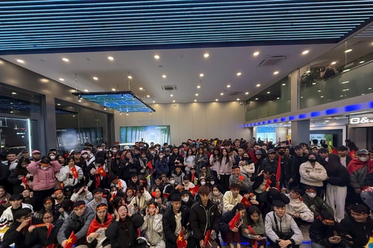 Hà Nội: Một showroom ô tô ở Cầu Giấy di chuyển xe ra ngoài để người hâm mộ xem bóng đá