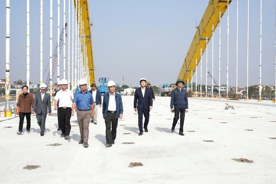 Đảm bảo tiến độ thông tuyến cầu vượt sông Hương