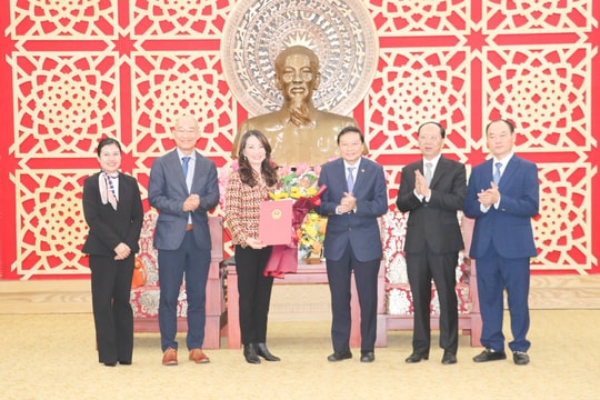 Nghệ An trao Giấy chứng nhận đăng ký đầu tư dự án WHA Industrial Zone 2